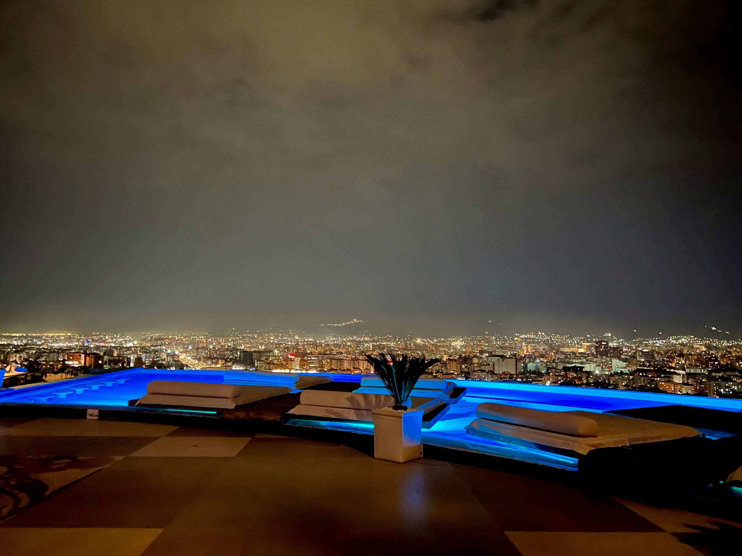 Vistas nocturnas desde Arka Rooftop en Tirana, Albania