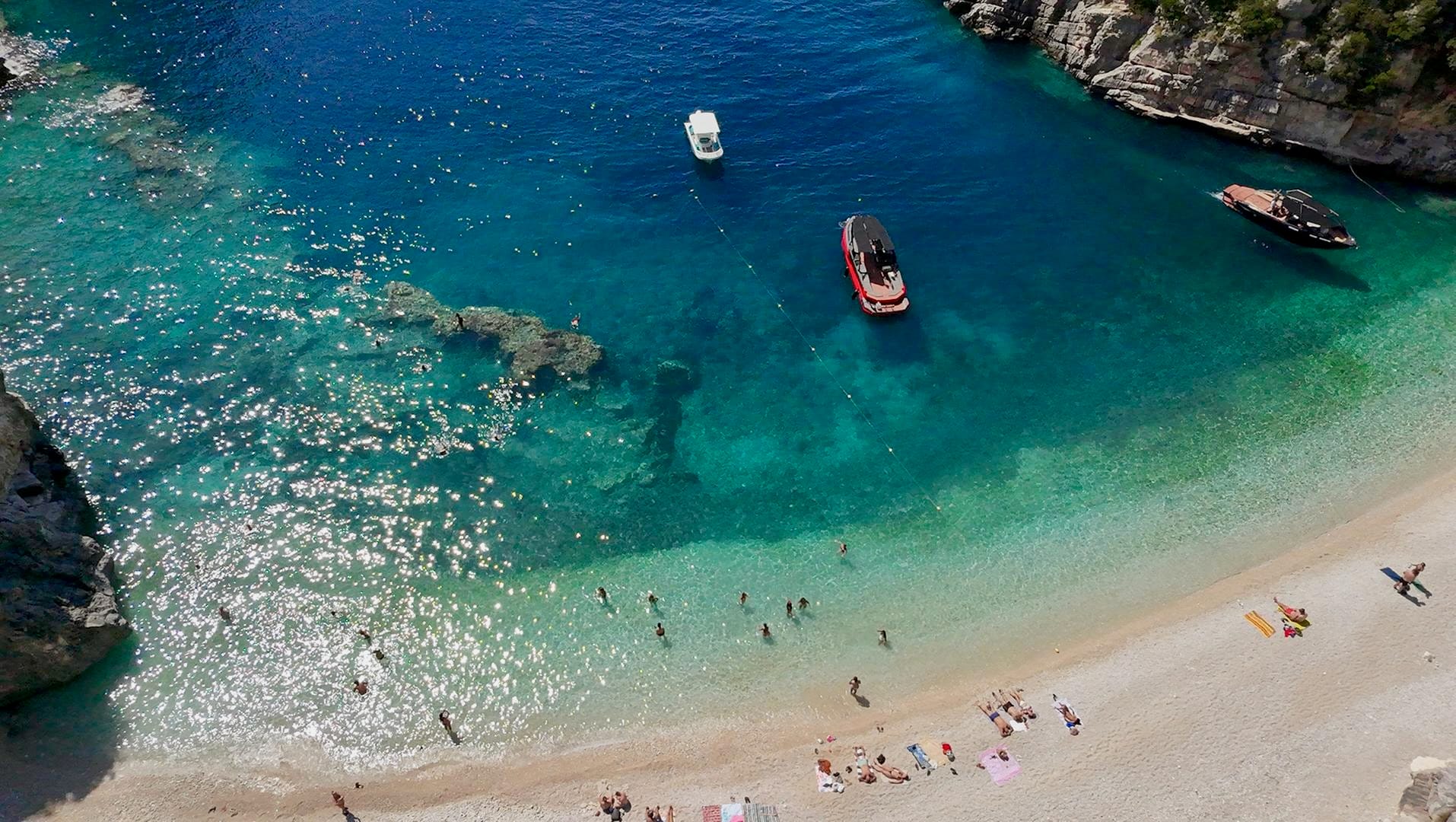 Aguas turquesas de Gramma Bay, Albania