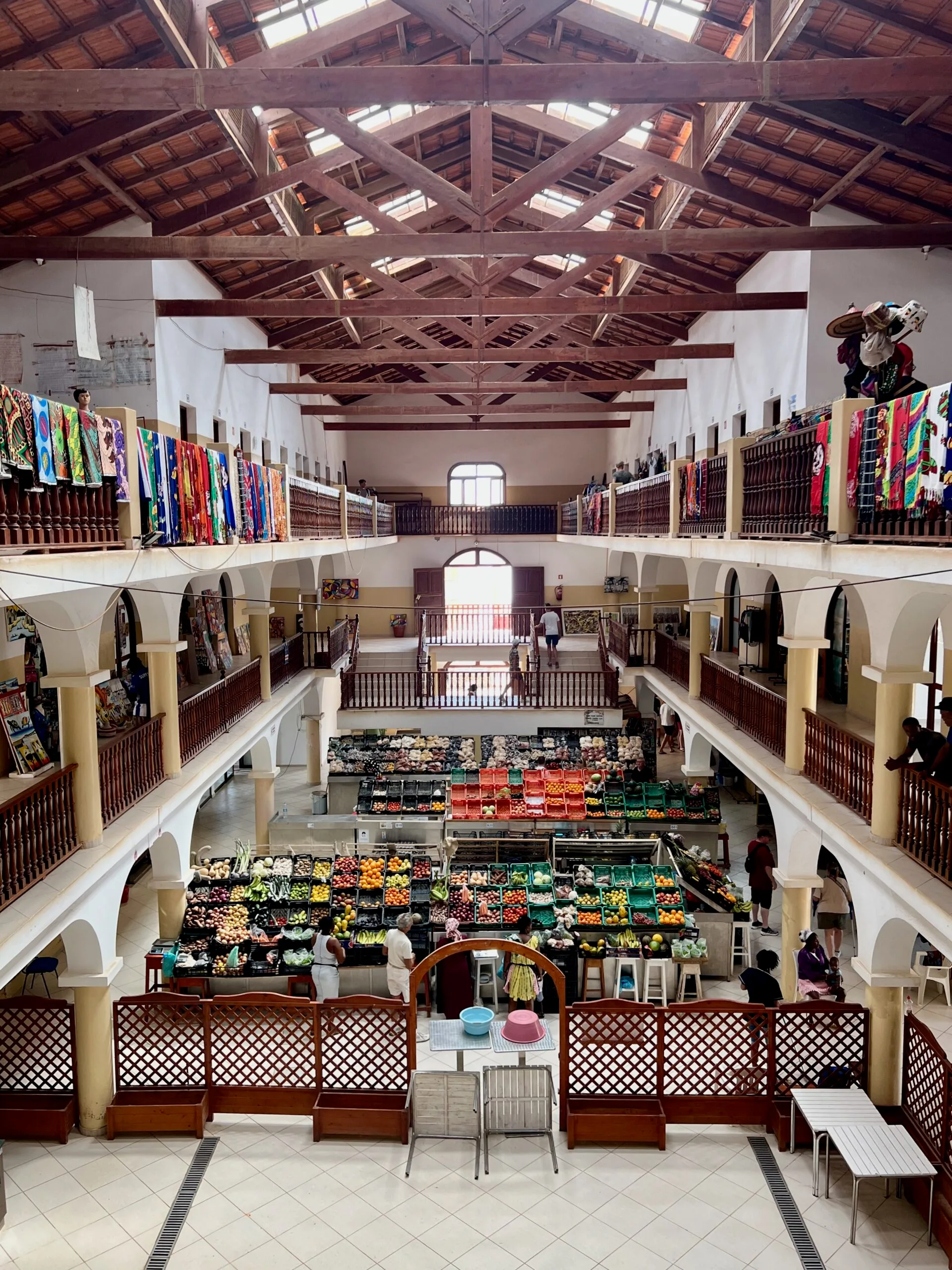 Interior del mercado de Santa María en la isla de Sal, Cabo Verde