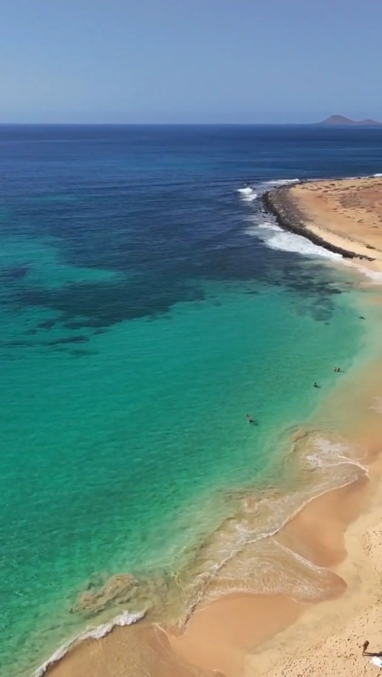 Vista aérea de la playa de Ponta Petra en la isla de Sal, Cabo Verde