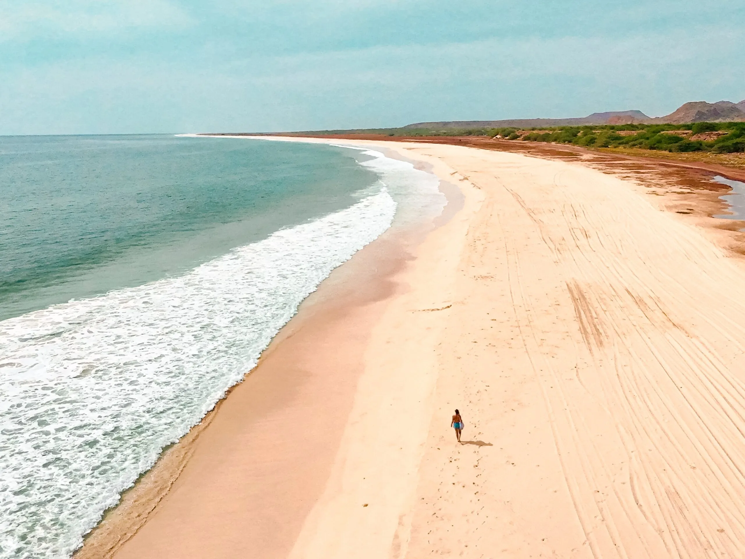 Vista de dron de la playa de Santa Mónica en la isla de Boa Vista, en Cabo Verde