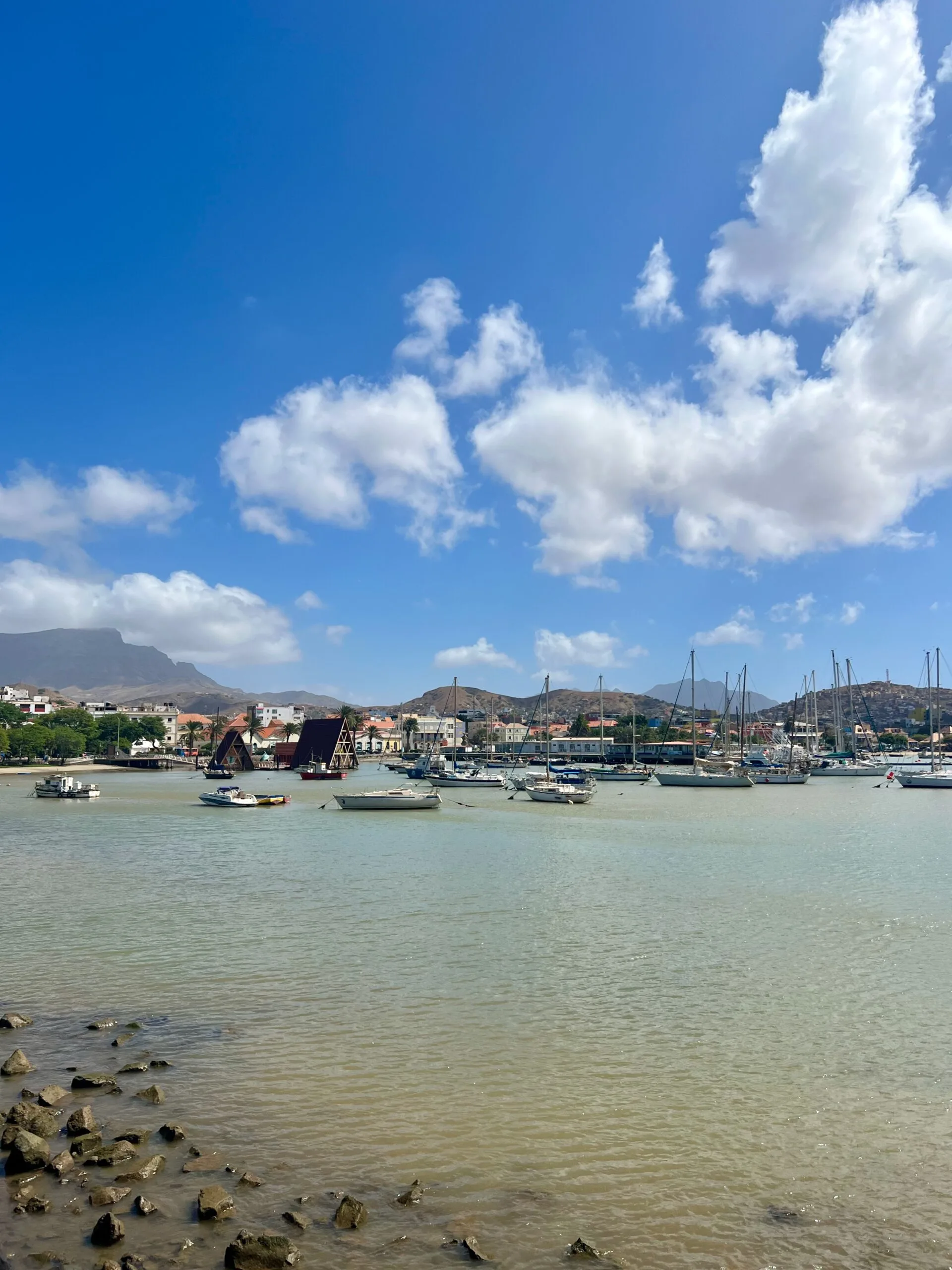Vista del puerto de Mindelo, en la isla de Sao Vicente, Cabo Verde