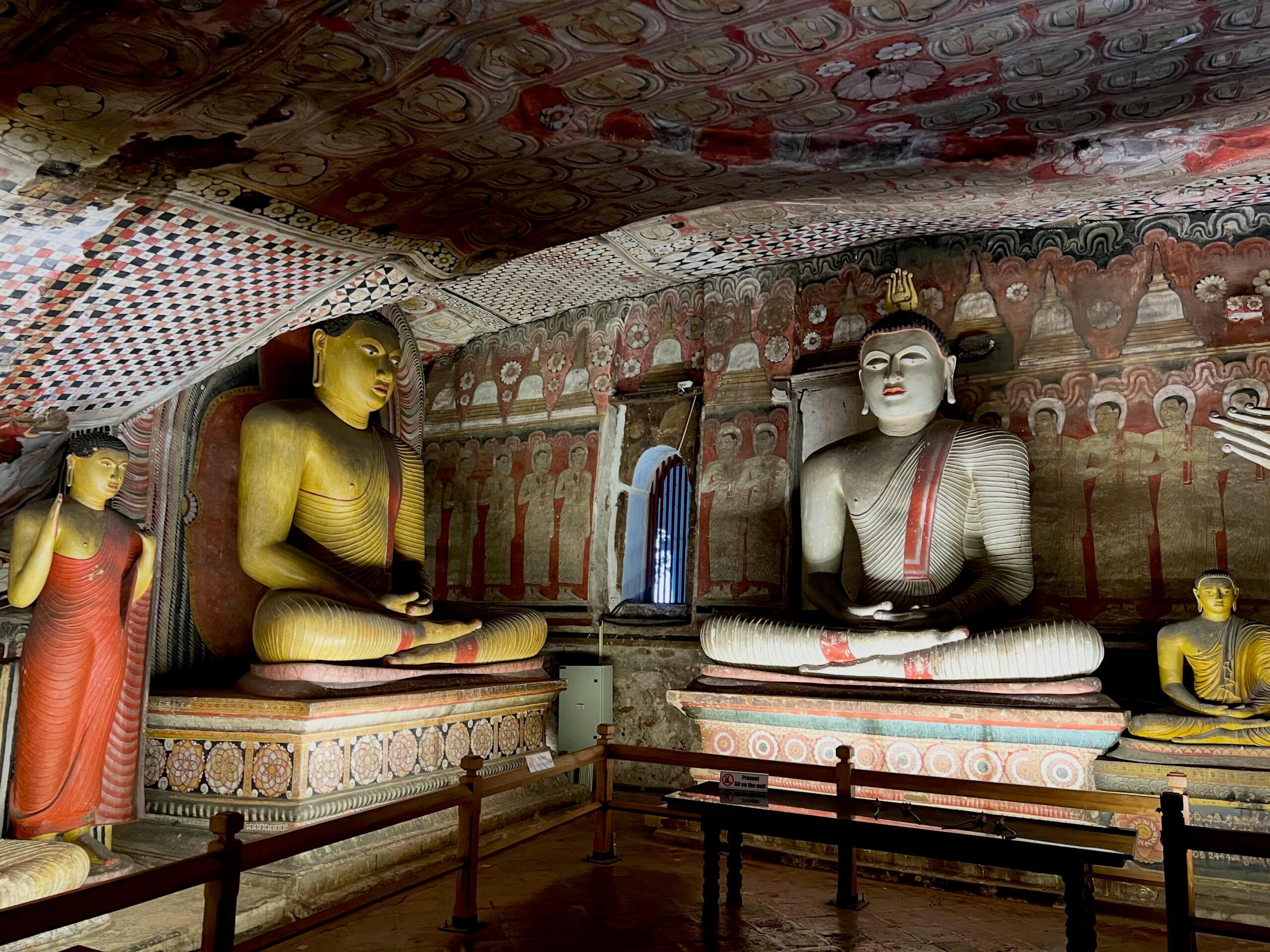 Budas en las cuevas del templo de oro de Dambulla