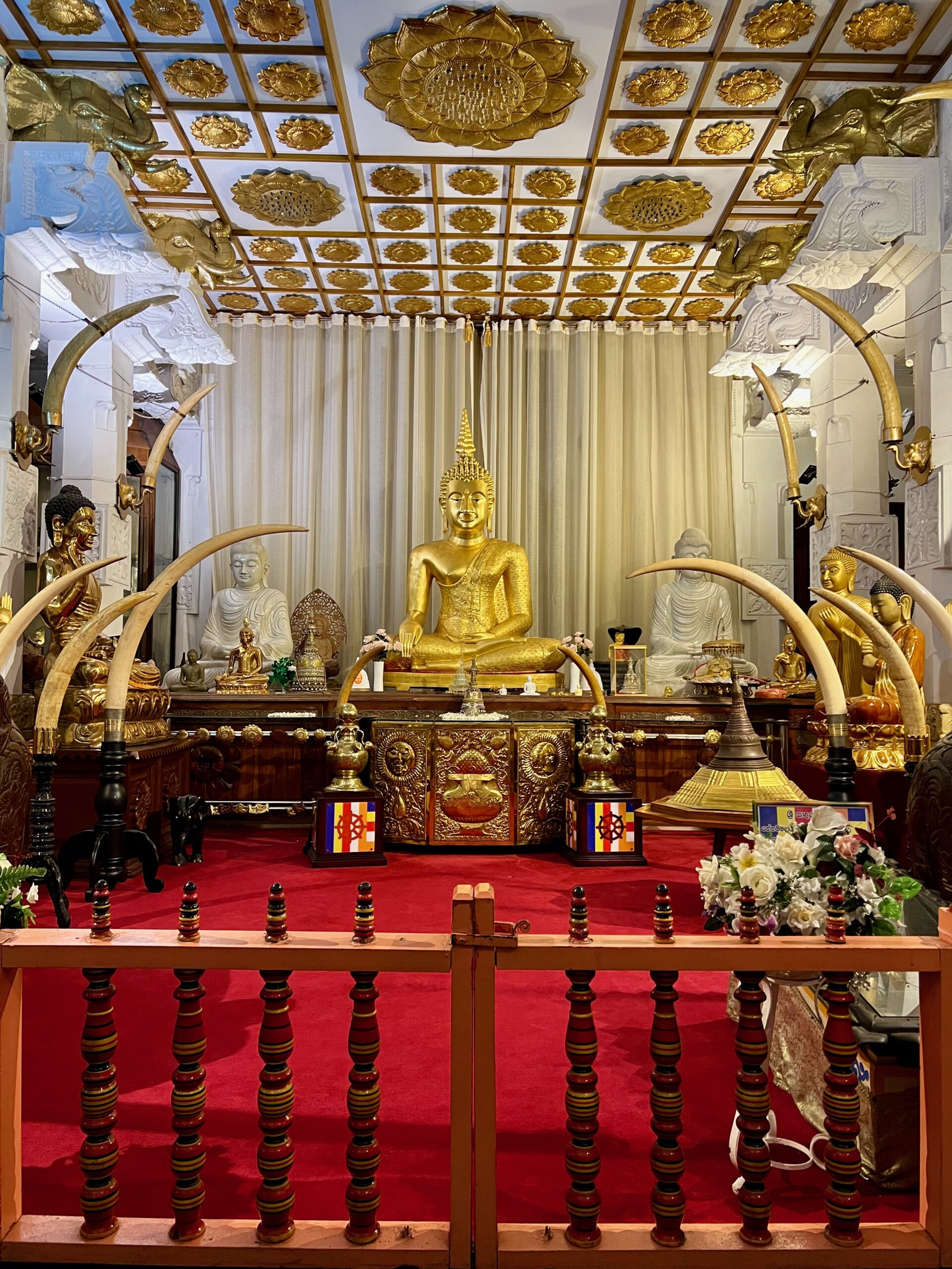 Interior del Templo del diente de Buda